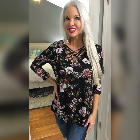 LAST 1! ❤️SALE!!! ❤️ Black Floral Criss Cross Top! - Picture 3 of 7